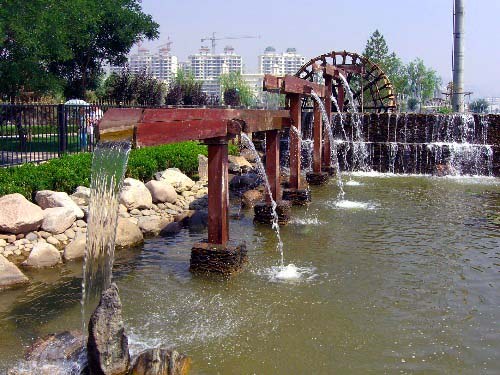 公園的水車流水